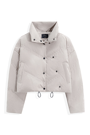 серый Пуховик с воротником-стойкой, съемным капюшоном и графичной стежкой с двойной отстрочкой. Модель имеет два варианта застежки на металлические кнопки. Низ изделия выполнен на кулиске.