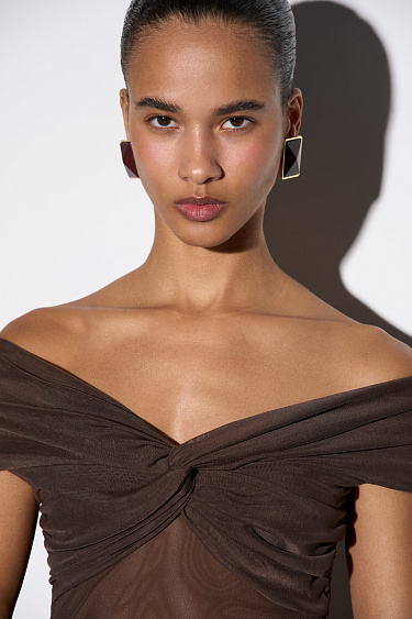 Топ с открытой линией плеч