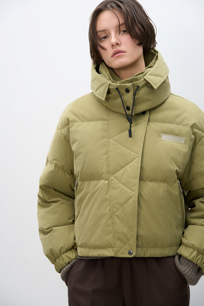 Утепленный пуховик с воротником-стойкой и капюшоном на молнии