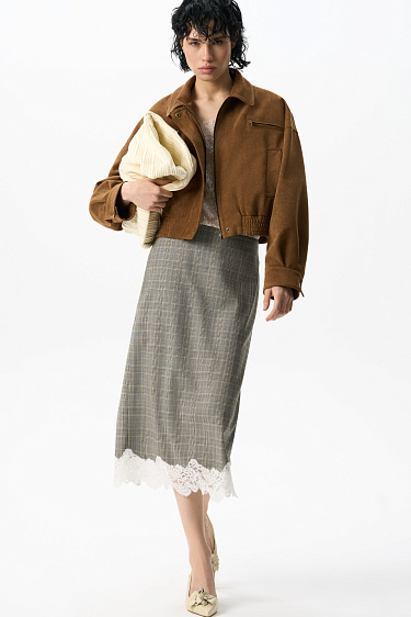 Бомбер из замши с отложным воротником