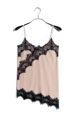 бежевый Топ из бархатной вискозы, декорированный тонким кружевом. Модель асимметричного кроя, с глубоким вырезом декольте на тонких бретельках. 