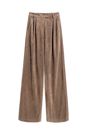 бежевый Брюки из ткани с имитацией внешнего вида и свойств натуральной замши. Модель с защипами на талии, шлевками на поясе для ремня. Застежка на скрытую пуговицу и брючный крючок. Отделка строчкой в тон.&nbsp;&nbsp;