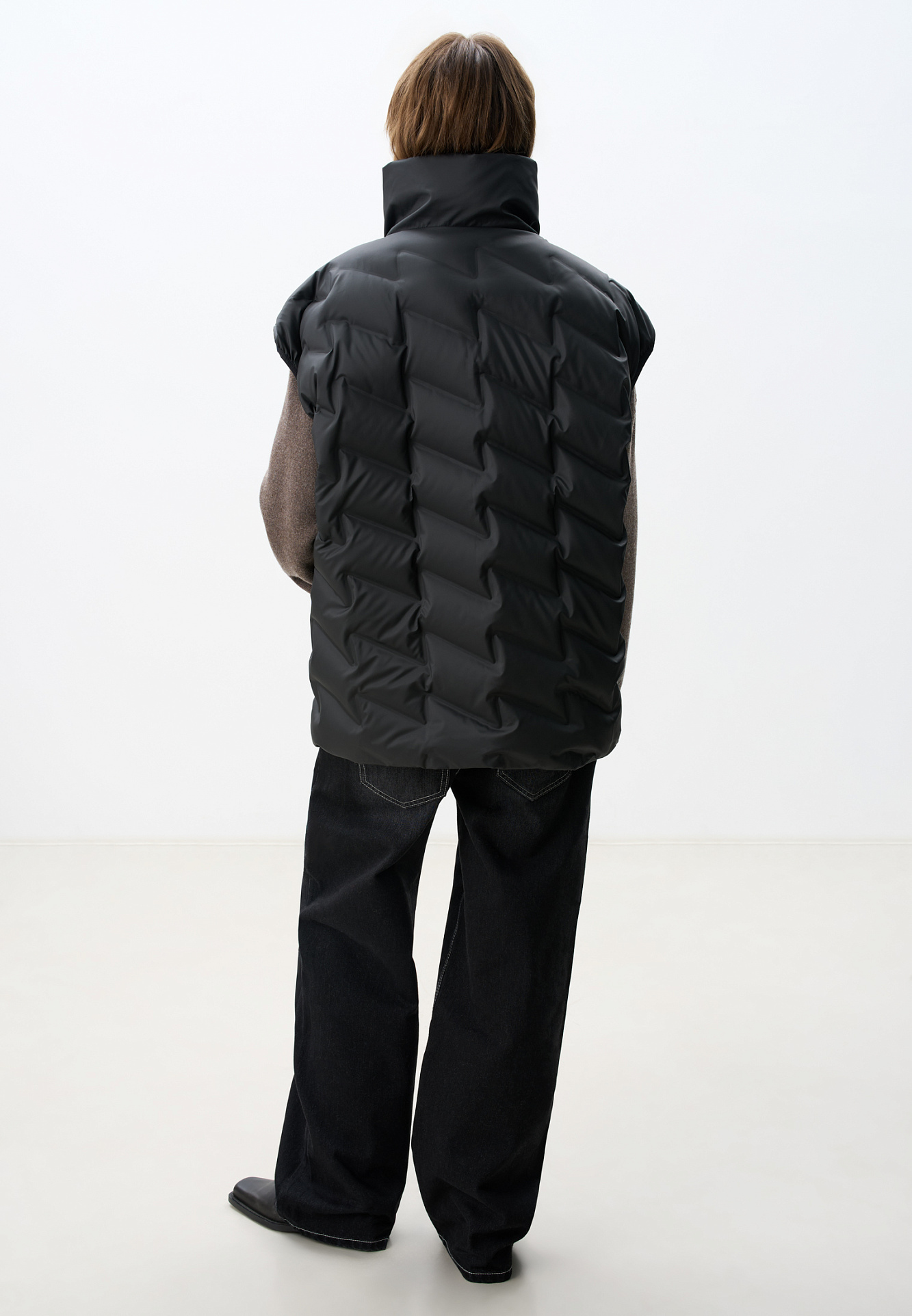 Объемный стеганый жилет на пуху. Модель прямого кроя, с воротником стойкой и боковыми карманами. Застежка на молнию и кнопки под планкой.