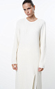 Трикотажное платье из шерсти и кашемира. Модель свободного силуэта в широкий рубчик с разрезом спереди и спущенной линией плеча. 