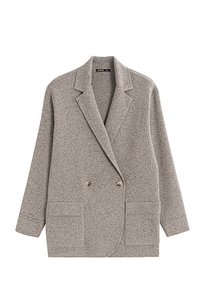 бежевый Трикотажный двубортный жакет из шерсти с добавлением вискозы и шелка. Модель прямого кроя, с лацканами, двумя накладными карманами и валиками на манжетах. Застежка на пуговицы. Без подкладки. 