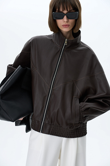 Бомбер из экокожи с боковыми карманами