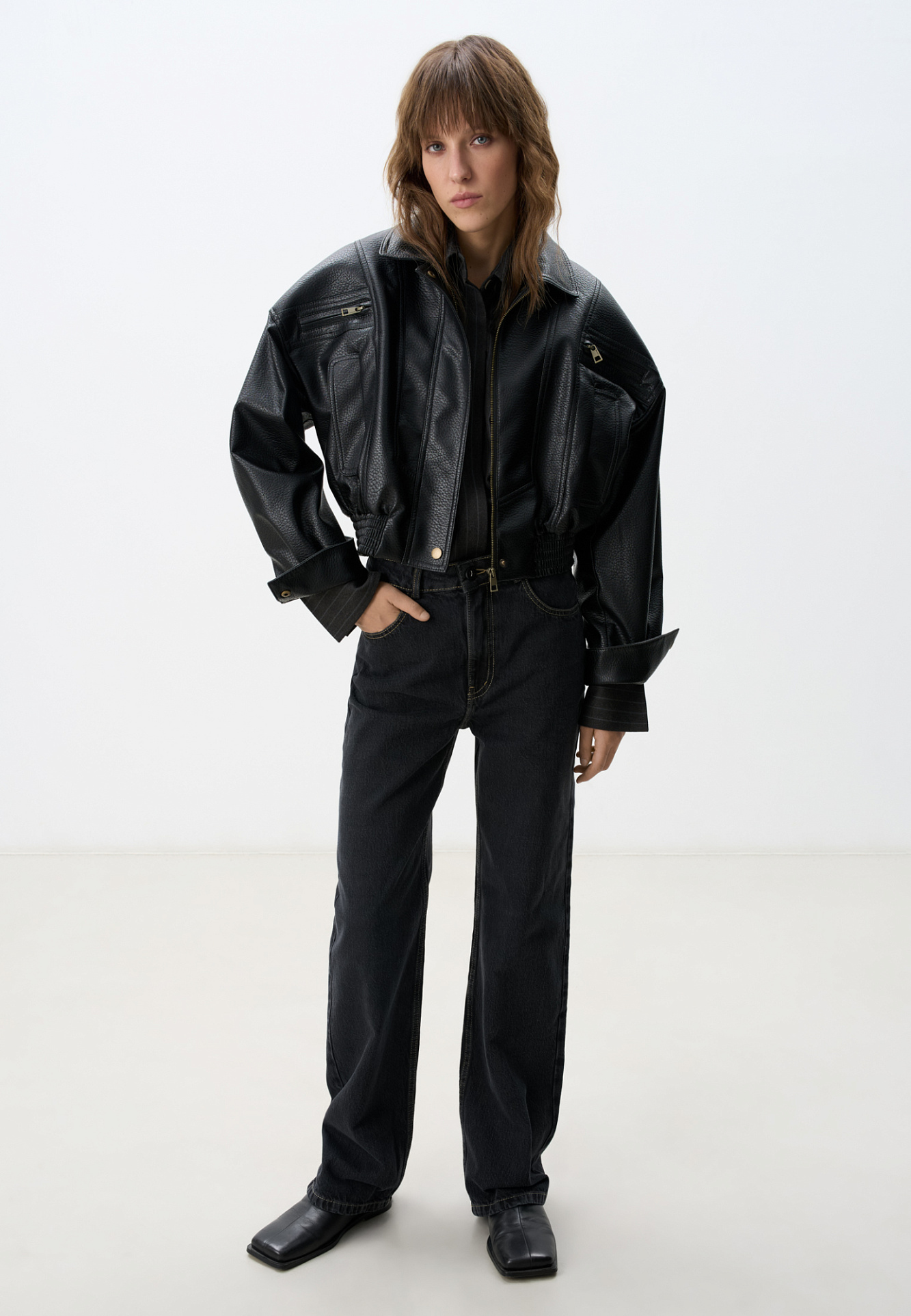 Джинсы из 100% хлопка. Модель прямого широкого кроя, с классической посадкой, пятью карманами, шлевками на поясе для ремня и застежкой на молнию и пуговицу. Эффект “мраморной” стирки по всей поверхности. Маленький карман с отделкой из коричневой экокожи.