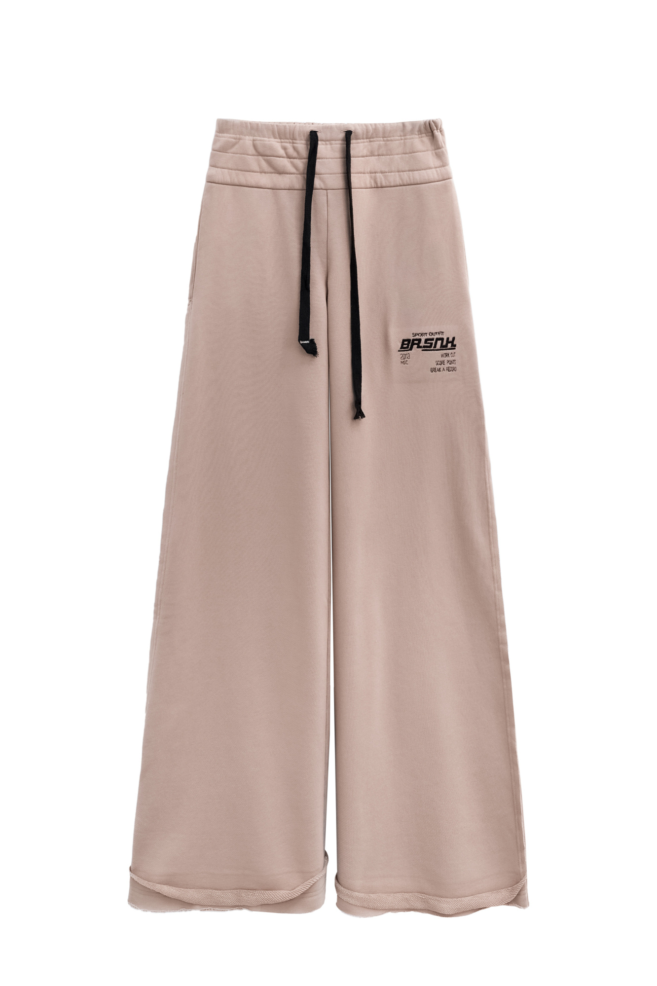 Широкие спортивные брюки из футера. Модель с широким поясом на кулиске и карманами. Изделие декорировано вышитым логотипом бренда и имитацией необработанного края.