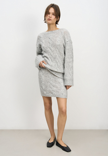 Трикотажный джемпер с открытой спиной и косами