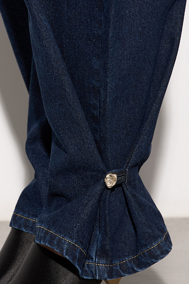 Джинсы с акцентными пуговицами