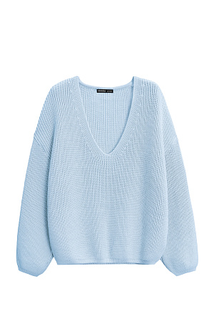 голубой Трикотажный джемпер из хлопка с добавлением эластана. Модель свободного силуэта с V-образным вырезом горловины и спущенной линией плеч.