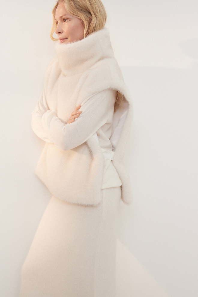 Жилет из экомеха с воротником-стойкой