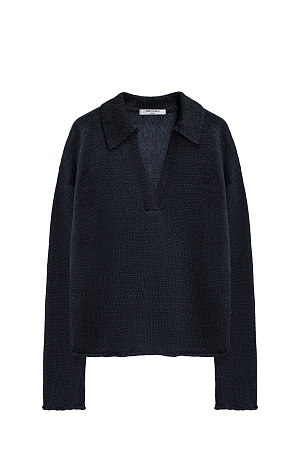 черный Трикотажный джемпер из 100% льна с воротником поло. Модель свободного силуэта, со спущенной линией плеча, длинными рукавами, V-образным вырезом горловины и валиками по нижнему краю изделия.