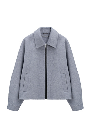 серый Жакет на молнии из 100% шерсти. Модель свободного кроя с отложным воротником, спущенной линией плеч и двумя боковыми карманами. Застежка на молнию. Брендированный ярлык на спине.