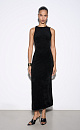 Вечернее платье длины макси из вискозы. Модель приталенного силуэта с открытой спиной, драпировка на плече декорирована металлической перемычкой.