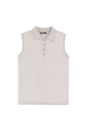 бежевый Трикотажный топ с воротником-поло. Модель приталенного силуэта, застежка на пуговицы. Края изделия в рубчик.