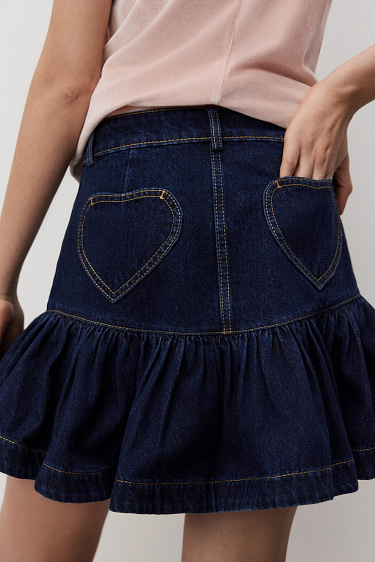 Джинсовая юбка мини с карманами сердечками