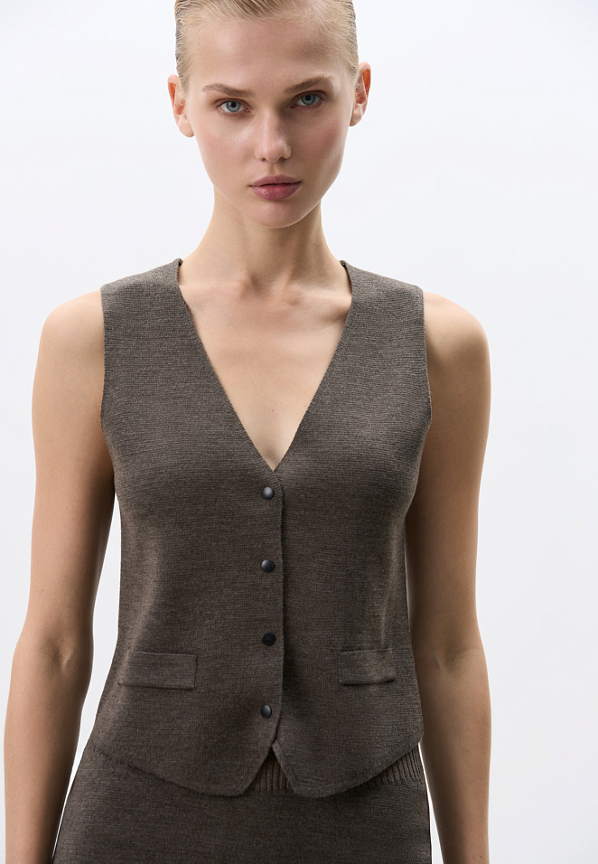 Трикотажный жилет на кнопках