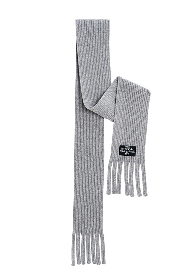 Шарф в рубчик с бахромой 