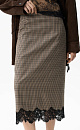 Юбка длины миди в клетку виши. Модель прямого кроя с застежкой на потайную молнию. Подол изделия декорирован кружевом.