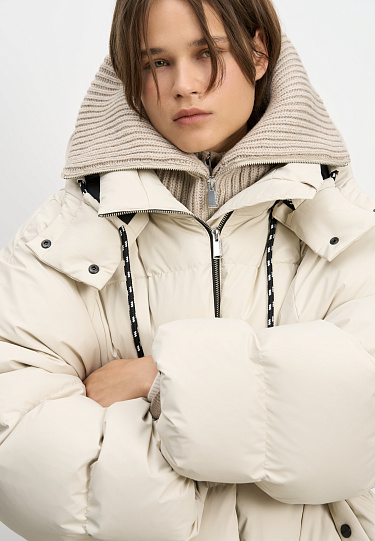 Объемный пуховик с капюшоном