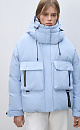Пуховик с двумя нагрудными накладными карманами, воротником-стойкой и капюшоном. Застежка на молнию под планкой. Манжеты рукавов фиксируются липучкой. Низ изделия выполнен на регулируемой кулиске. 