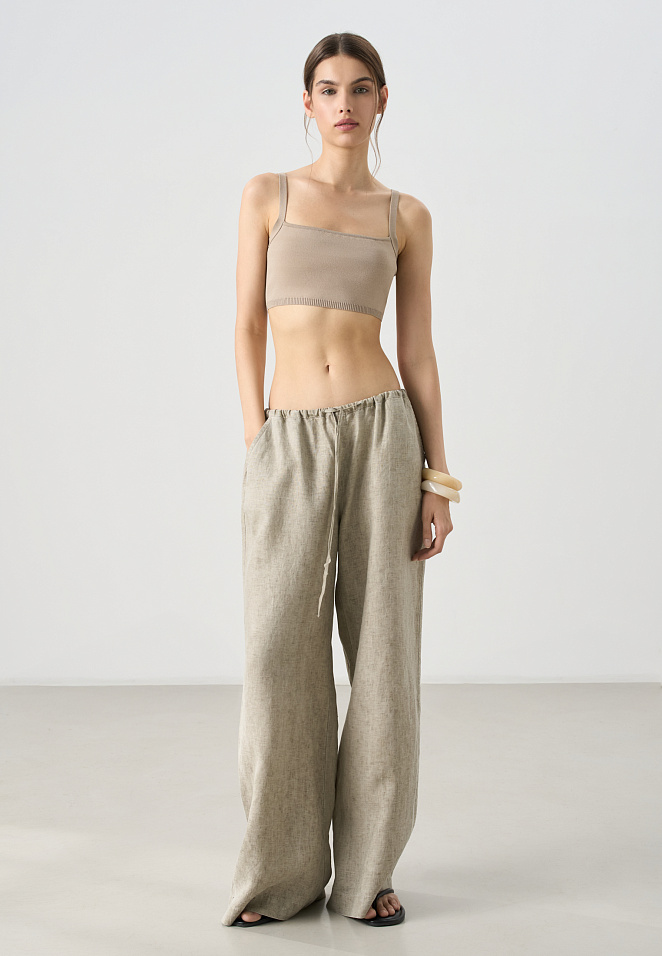 Короткий топ на бретелях