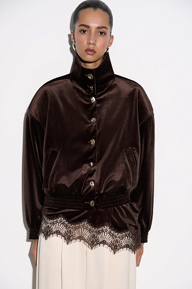 Бархатный бомбер с воротником-стойкой