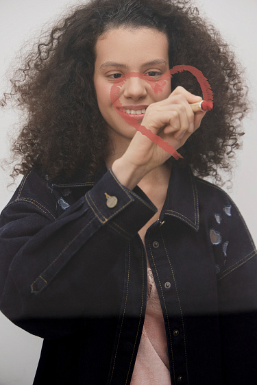 Джинсовая рубашка с сердечками