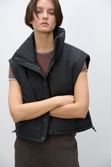 Жилет с воротником-стойкой