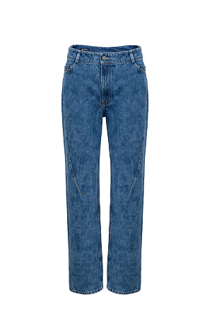 синий Прямые джинсы из 100% хлопка. Модель прямого кроя, заужена к низу. Пять карманов. Застежка на молнию и металлическую пуговицу.
