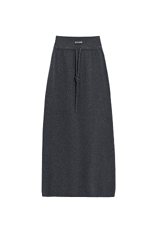 графит Трикотажная юбка длины макси из кашемира и шерсти. Модель по фигуре, с широким эластичным поясом в рубчик, дополненным кулиской и двумя накладными карманами сзади. Изделие декорировано вывязанным логотипом.