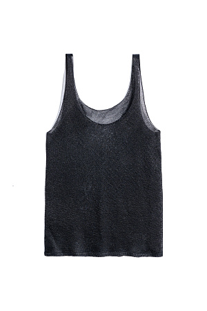 черный Полупрозрачная цельновязаная майка из вискозы с добавлением люрекса. Модель свободного силуэта на тонких бретельках и глубоким вырезом декольте.