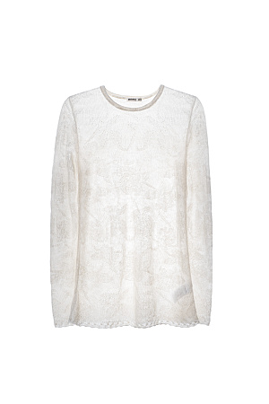 молочный Ажурная водолазка из мягкой пряжи из беби альпака и супер кид мохера с вывязанным цветочным узором. Модель приталенного силуэта с длинными рукавами и круглым вырезом горловины. Манжеты рукавов и низ изделия декорированы ажурной каймой.