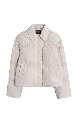 молочный Стеганый пуховик с отложным воротником из экокожи. Модель свободного силуэта со спущенной линией плеч и боковыми карманами. Застежка на молнию и магнитные кнопки под вертикальной планкой из экокожи. Логотип на груди. Изделие выполнено на подкладке.