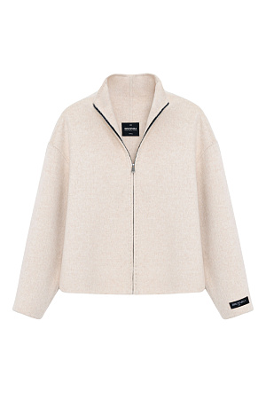 бежевый Жакет из шерсти с добавлением шелка. Модель свободного силуэта с цельнокроенным воротником-стойкой и спущенной линией плеч. Застежка на молнию. Изделие без подкладки. Брендированный ярлык на спине и рукаве.