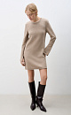 Трикотажное платье длины мини из шерсти с добавлением кашемира. Модель свободного силуэта с длинными рукавами, круглым вырезом горловины и валиком по низу изделия. 