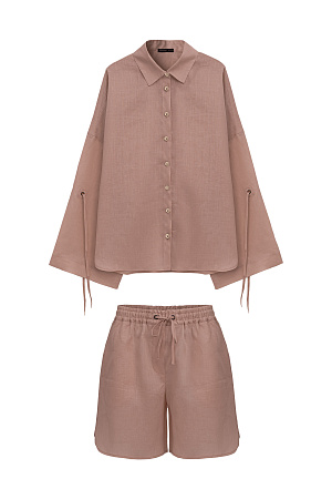 коричневый Комплект из 100% крапивы, состоящий из рубашки и шорт. Рубашка с длинными расклешенными рукавами на кулиске, классическим отложным воротником и застежкой на пуговицы. Короткие шорты&nbsp;&nbsp;с боковыми карманами и эластичным поясом на резинке.