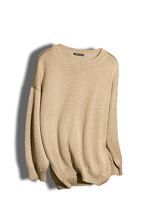 золото Трикотажный удлиненный джемпер из вискозы с люрексом. Модель свободного силуэта со спущенной линией плеча и круглым вырезом горловины. Края изделия в рубчик. 
