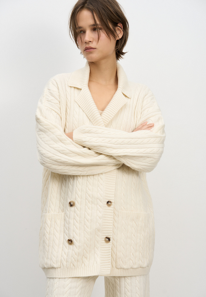 Кардиган с объемными косами