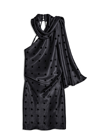 черный Атласное платье длины мини с принтом в горох. Модель по фигуре с вырезом халтер, застежкой на шее на пуговицы, открытой спинкой и тонкими регулируемыми бретельками. Изделие декорировано длинным шарфом.