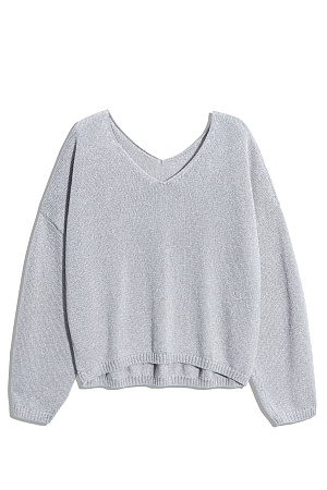 серебро Джемпер из вискозы с добавлением люрекса. Модель свободного силуэта, со спущенной линией плеч и V-образным вырезом. Манжеты рукавов и низ изделия выполнены в рубчик.&nbsp;&nbsp;