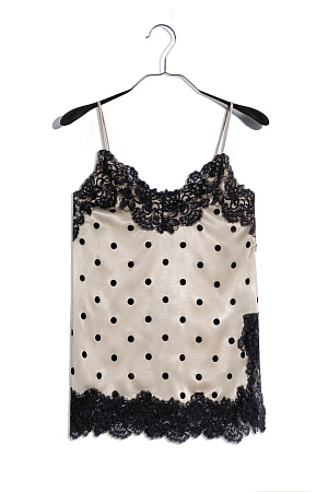 молочный Атласный топ в горох. Модель на тонких бретельках. Изделие декорировано тонким кружевом.