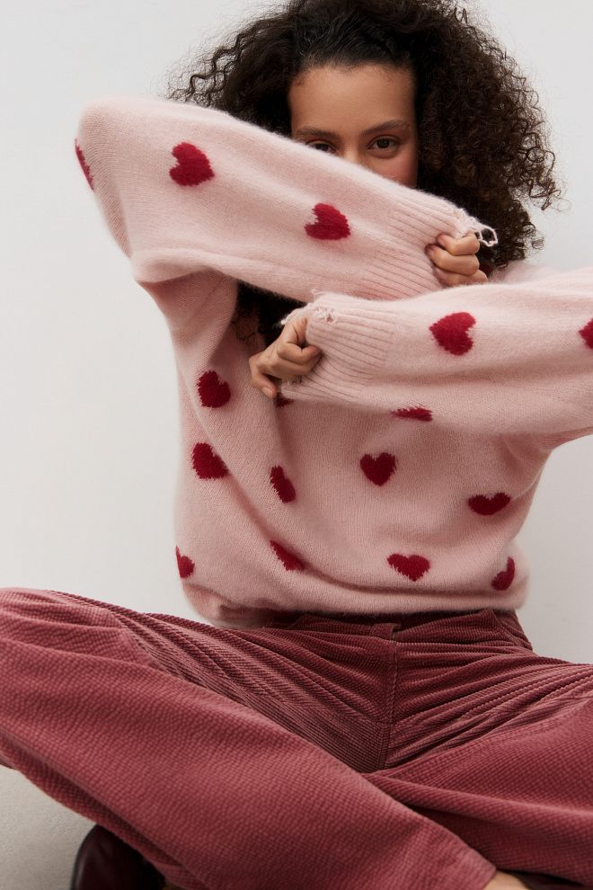 Джемпер из пуха лисы с принтом в виде сердечек