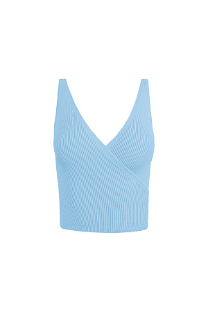 голубой Трикотажный топ из вискозы. Модель приталенного силуэта с имитацией запаха. Изделие выполнено в рубчик. 