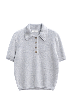 серый Трикотажная футболка из пуха лисы. Модель прямого силуэта с воротником-поло на пуговицах. Воротник и края изделия выполнены в рубчик.
