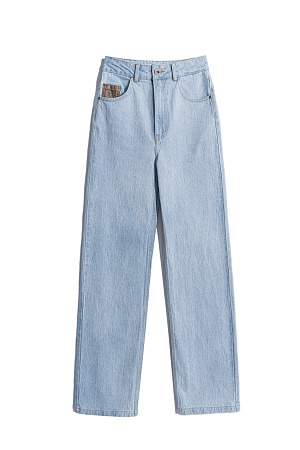 голубой Джинсы из 100% хлопка. Модель прямого широкого кроя, с классической посадкой, пятью карманами, шлевками на поясе для ремня и застежкой на молнию и пуговицу. Эффект “мраморной” стирки по всей поверхности. Маленький карман с отделкой из коричневой экокожи.