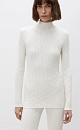 Трикотажная водолазка из шерсти и кашемира. Модель по фигуре, с длинными рукавами и невысоким воротником-стойкой в рубчик. Изделие декорировано вывязанным узором в виде объемных кос.