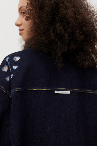 Джинсовая рубашка с сердечками