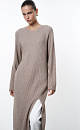 Трикотажное платье из шерсти и кашемира. Модель свободного силуэта в широкий рубчик с разрезом спереди и спущенной линией плеча. 